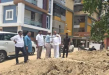 హఫీజ్పేట్లో వరద నీటి కాల్వ పనులను పరిశీలించిన ఆరెకపూడి గాంధీ