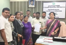 చిరు వ్యాపారుల సెంటర్లను కూల్చివేయడం దారుణం: కొంగరి కృష్ణ