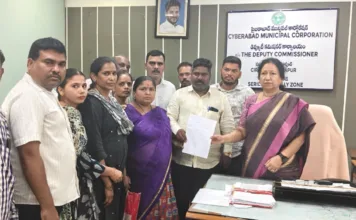 చిరు వ్యాపారుల సెంటర్లను కూల్చివేయడం దారుణం: కొంగరి కృష్ణ