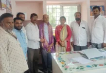 నడిగడ్డ తండాలో విద్యుత్ సమస్యలపై గిరిజన సంఘం ఆందోళన.. ఏఈకి వినతి..