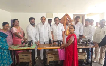 పేద మహిళలకు కుట్టుమిషన్లు పంపిణీ చేసిన ఆరెకపూడి గాంధీ