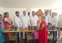 నిరుపేద మహిళలకు ఉచిత కుట్టుమిషన్లు
