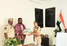 18 కిలోల గంజాయిని పట్టించిన బస్ కండక్టర్కు డీసీపీ రితిరాజ్ సన్మానం