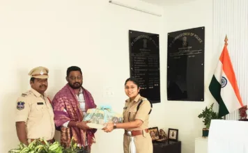 18 కిలోల గంజాయిని పట్టించిన బస్ కండక్టర్కు డీసీపీ రితిరాజ్ సన్మానం