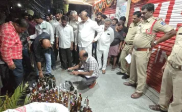 అర్థరాత్రి బెల్ట్ షాపులపై ఆరెకపూడి గాంధీ దాడి.. నిర్వాహకులను పట్టించి పోలీసులకు అప్పగింత..