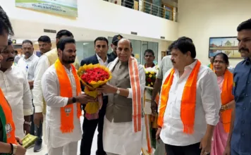 మేధావుల సమ్మేళనానికి హైదరాబాద్ చేరుకున్న రాజ్నాథ్ సింగ్కు ఘన స్వాగతం