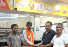 మోదీ 12 ఏళ్ల పాలన పూర్తి.. మిఠాయిలు పంచిన బీజేపీ నేత నీరటి చంద్రమోహన్..