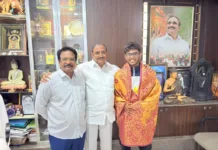 వరల్డ్ ఫిన్ స్విమ్మింగ్ ప్లేయర్ మణిధర్ రావును సత్కరించిన ఆరెకపూడి గాంధీ