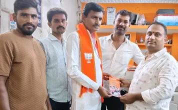 బీజేపీ పథకాలు, అభివృద్ధిపై నాయకుడు నీరటి చంద్రమోహన్ అవగాహన కార్యక్రమం