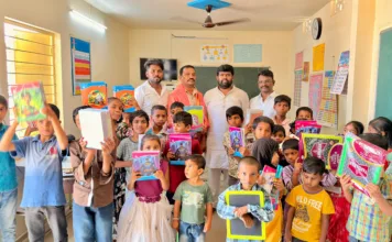 పేద విద్యార్థులకు బోధన సామగ్రి అందజేసిన కట్ల శేఖర్ రెడ్డి