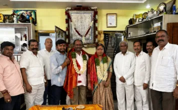 బీసీ ఐక్యవేదిక వర్కింగ్ ప్రెసిడెంట్ కొంటు ముకుందంకు వివాహ వార్షికోత్సవ శుభాకాంక్షల వెల్లువ