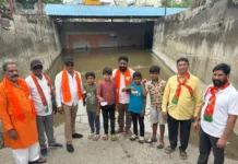 వర్షంతో మునిగిన రైల్వే అండర్పాస్ రోడ్డు.. బీజేవైఎం వినూత్న నిరసన..