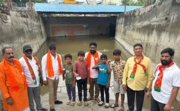 వర్షంతో మునిగిన రైల్వే అండర్పాస్ రోడ్డు.. బీజేవైఎం వినూత్న నిరసన..