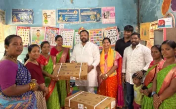 అంగన్వాడీ కేంద్రాలకు బీఎల్వై చారిటబుల్ ట్రస్ట్ అండ
