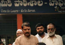 జగదీశ్వర్ గౌడ్ జన్మదిన వేడుకలు.. ప్రభుత్వ పాఠశాల విద్యార్థులకు స్టేషనరీ పంపిణీ