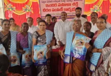 ఇందిర మహిళా శక్తి చీరాల పంపిణీ