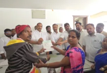 సీఎంఆర్ఎఫ్ చెక్కులను పంపిణీ చేసిన ఆరెకపూడి గాంధీ