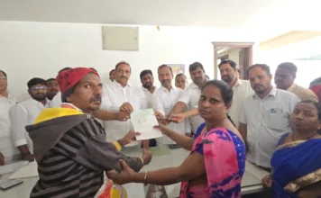 సీఎంఆర్ఎఫ్ చెక్కులను పంపిణీ చేసిన ఆరెకపూడి గాంధీ
