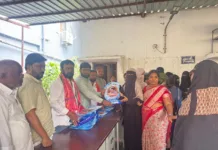 హఫీజ్పేట్లో డ్వాక్రా మహిళలకు ఉచిత చీరల పంపిణీ