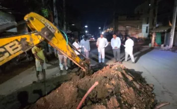 అర్థరాత్రి UGD పైప్లైన్ మరమ్మత్తులను పరిశీలించిన ఆరెకపూడి గాంధీ