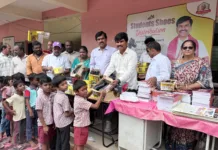 ప్రభుత్వ పాఠశాల విద్యార్థులకు అట్టేపల్లి రామప్రభు షూస్, నోట్బుక్స్ పంపిణీ