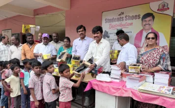 ప్రభుత్వ పాఠశాల విద్యార్థులకు అట్టేపల్లి రామప్రభు షూస్, నోట్బుక్స్ పంపిణీ