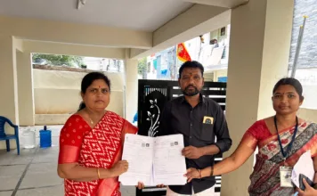 ఎస్ఐఆర్లో బీఆర్ఎస్ నాయకురాలు మమత ఫామ్ల పంపిణీ