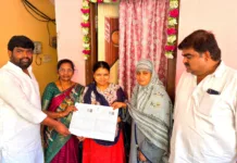 చందానగర్లో ఇంటింటికీ SIR పై అవగాహన కల్పిస్తున్న కట్ల శేఖర్ రెడ్డి