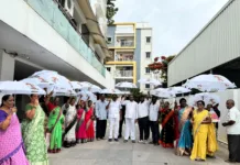 వర్షాకాలంలో మహిళలకు అండగా.. ఆరెకపూడి గాంధీ చేతుల మీదుగా గొడుగుల పంపిణీ..