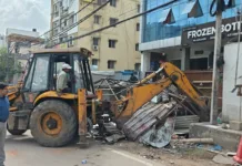 DLFలో ఆక్రమణలపై కొరడా.. జోనల్ కమిషనర్ నారాయణ్ అమిత్ ఆధ్వర్యంలో ప్రత్యేక డ్రైవ్..