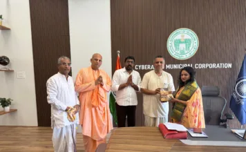 జగన్నాథ రథయాత్రకు కమిషనర్ సృజనను ఆహ్వానించిన ఇస్కాన్ ప్రతినిధులు