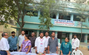 గోపన్పల్లిలో SIRలో పాల్గొన్న బీఆర్ఎస్ నేతలు.. ఓటర్లకు ఎన్యూమరేషన్ ఫారాల పంపిణీ..