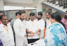 SIR గడువు పెంపుపై ఓటర్లకు అవగాహన.. ఇంటింటికీ ఎన్యూమరేషన్ ఫారాలు పంపిణీ చేసిన రవికుమార్ యాదవ్..
