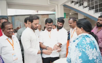 SIR గడువు పెంపుపై ఓటర్లకు అవగాహన.. ఇంటింటికీ ఎన్యూమరేషన్ ఫారాలు పంపిణీ చేసిన రవికుమార్ యాదవ్..