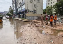 ట్రాఫిక్ విధులకు అడ్డంకి.. డా. శరత్ బాబు, కుమారుడిపై కేసు నమోదు..