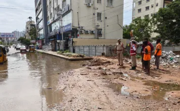ట్రాఫిక్ విధులకు అడ్డంకి.. డా. శరత్ బాబు, కుమారుడిపై కేసు నమోదు..