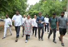 శేరిలింగంపల్లి వార్డులో కమిషనర్ పర్యటన.. డ్రైనేజీ నుంచి అక్రమ నిర్మాణాల వరకు సమస్యలపై అధికారులకు ఆదేశాలు