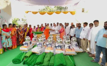 కేటీఆర్ పుట్టినరోజు సందర్భంగా అంగన్వాడీ కేంద్రాలకు సామగ్రి పంపిణీ