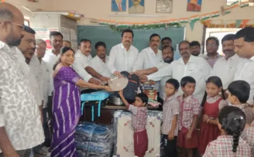 కేటీఆర్ జన్మదినం సందర్భంగా ప్రభుత్వ పాఠశాల విద్యార్థులకు బ్యాగులు, క్రీడా సామగ్రి పంపిణీ