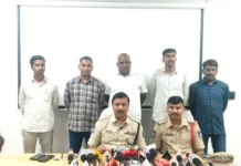 మొబైల్ దోపిడీ కేసును ఛేదించిన పోలీసులు.. ఇద్దరు సీరియల్ నేరస్థుల అరెస్ట్..