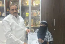 ఆల్విన్ కాలనీలో మహిళకు సీఎం రిలీఫ్ ఫండ్ అందజేత