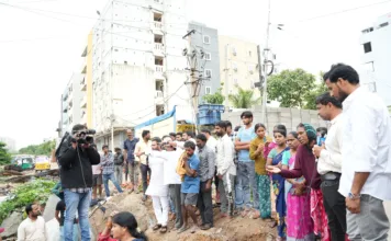 తెరిచి ఉన్న మ్యాన్హోల్లో పడి గల్లంతైన వృద్ధుడు..అధికారులపై బీజేపీ ఆగ్రహం..