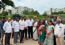 నాలాలో గల్లంతైన వృద్ధుడి ఆచూకీని ఇంకా కనిపెట్టకపోవడం దారుణం.. బీఆర్ఎస్ నేతల మండిపాటు..