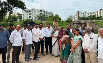 నాలాలో గల్లంతైన వృద్ధుడి ఆచూకీని ఇంకా కనిపెట్టకపోవడం దారుణం.. బీఆర్ఎస్ నేతల మండిపాటు..
