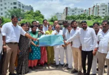 నాలాలో కొట్టుకుపోయిన బాలయ్య కుటుంబానికి BRS అండ