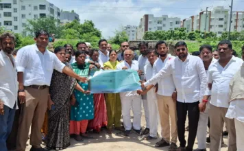 నాలాలో కొట్టుకుపోయిన బాలయ్య కుటుంబానికి BRS అండ