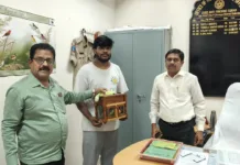 జ్యోతిష్యం పేరుతో చిలుక బంధనం.. రక్షించిన అటవీ శాఖ