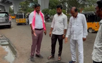 కొండాపూర్ రోడ్ల స్థితిపై బీఆర్ఎస్ ఫైర్.. మరమ్మత్తులు చేయకపోతే జీహెచ్ఎంసీ కార్యాలయం ముట్టడి హెచ్చరిక..
