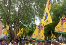 న్యాయ సంకల్ప సభకు టీఆర్ఎస్ శ్రేణులతో తరలివెళ్లిన వాసిలి చంద్రశేఖర్ ప్రసాద్
