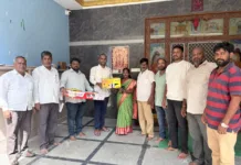 స్టాలిన్ నగర్ అంగన్వాడీకి గ్యాస్ కుక్కర్, నిత్యావసర వస్తువుల పంపిణీ
